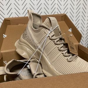 ADORABLE 👟 MAD LOVE Cream Colored Sneakers JEWELED 💎 Size 7